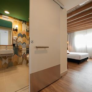 Habitación con Cama King Adaptada para Discapacitados